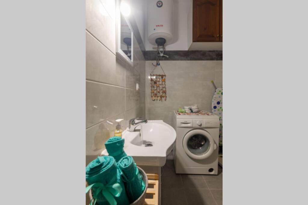 Bright Newly Renovated Near & Center+ac Apartment